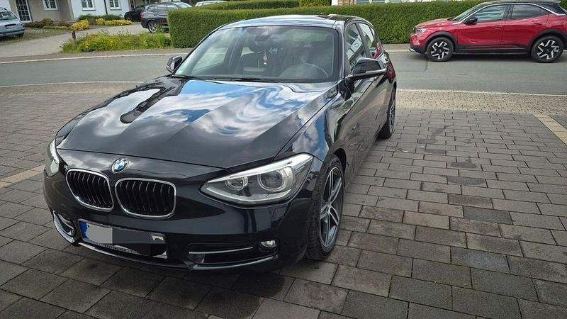 Schwarz Gebraucht 2012 BMW 116 Sport Line Kleinwagen | 10.499 € (Teuer) - Bild 1/4