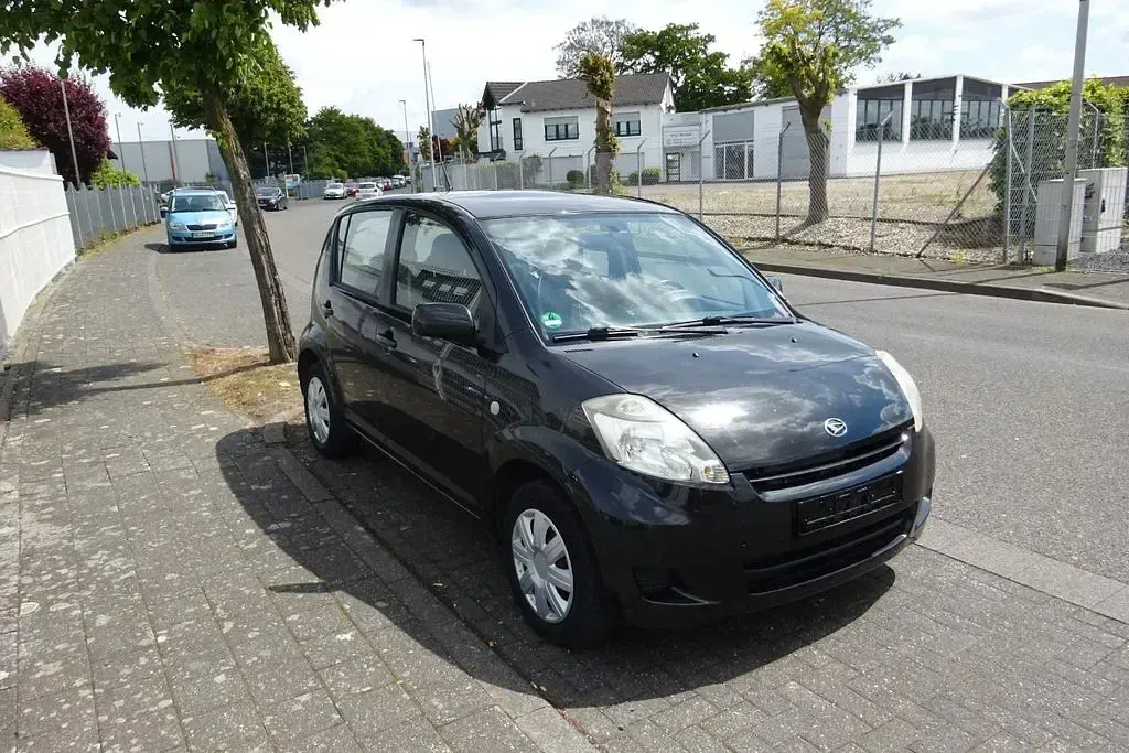 Gebraucht Daihatsu Sirion 69 PS (50 kW) 2010 Schwarz Kleinwagen