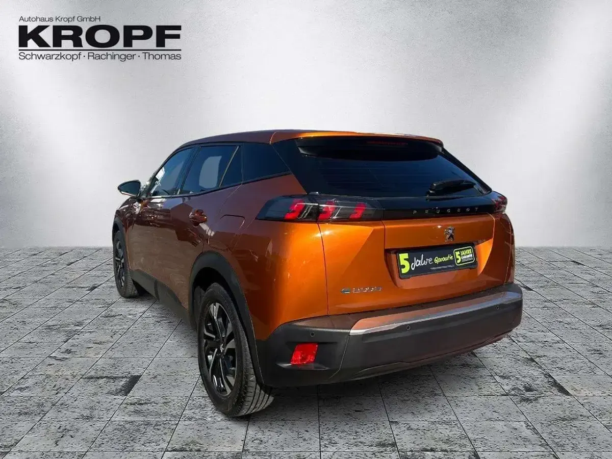 Gebraucht Peugeot e-2008 Active 100 kW (136 PS) 2022 Lackierung orange fusion/typ a SUV