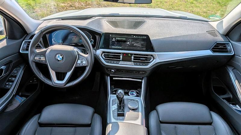 Gebraucht BMW 330e Shadowline 292 PS (214 kW) 2020 Silber Kombi
