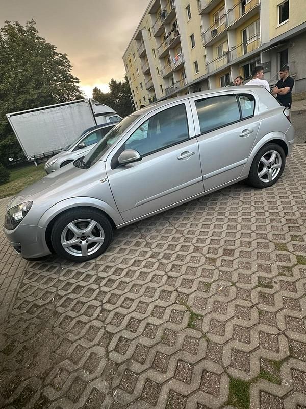 Silber Gebraucht 2006 Opel Astra Limousine | 2.250 € (Fairer Preis) - Bild 1/4