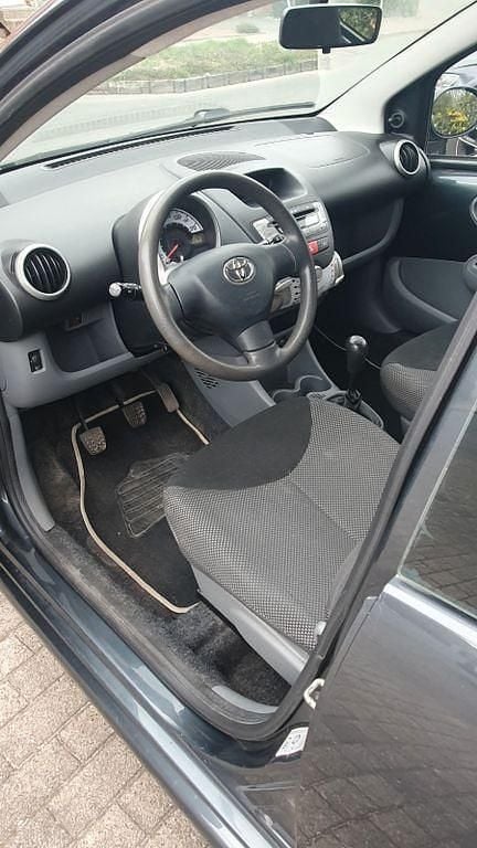 Gebraucht Toyota Aygo 68 PS (50 kW) 2009 Grau Kleinwagen