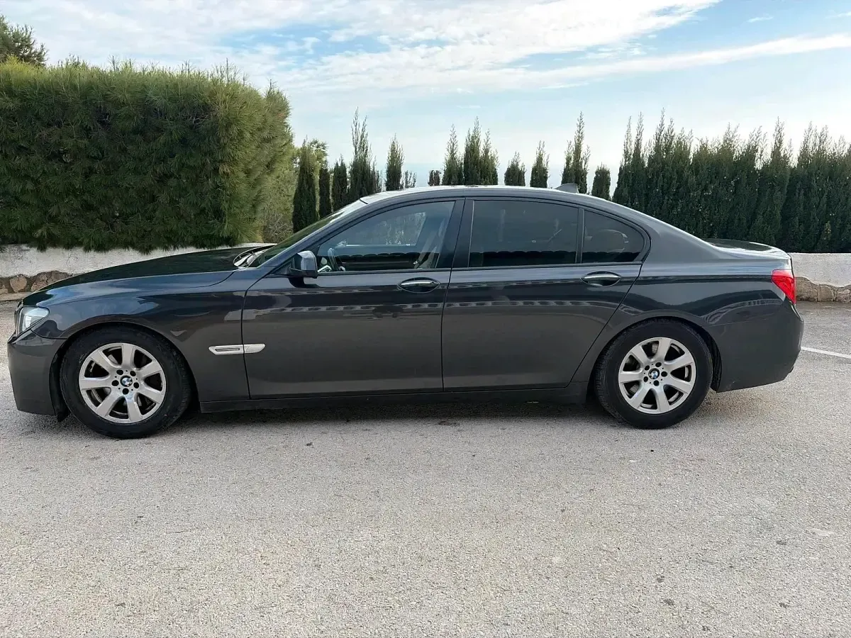 Gebraucht BMW 730 M Sport 245 PS (180 kW) 2010 Grau Limousine