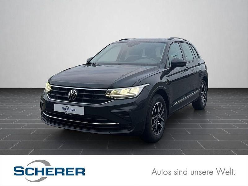 Grau Gebraucht 2021 VW Tiguan Life SUV | 22.780 € (Guter Preis) - Bild 1/4