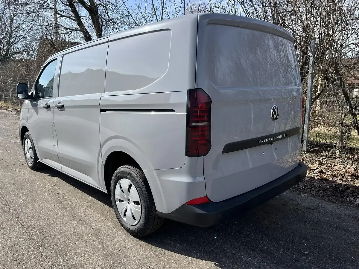 Neu VW T7 100 kW (136 PS) 2026 Stonegrey Van