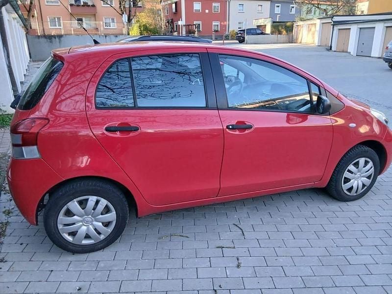 Gebraucht Toyota Yaris 69 PS (50 kW) 2010 Rot Kleinwagen