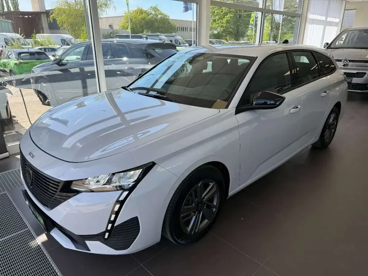 Gebraucht Peugeot 308 Active 131 PS (96 kW) 2024 Weiss Kombi
