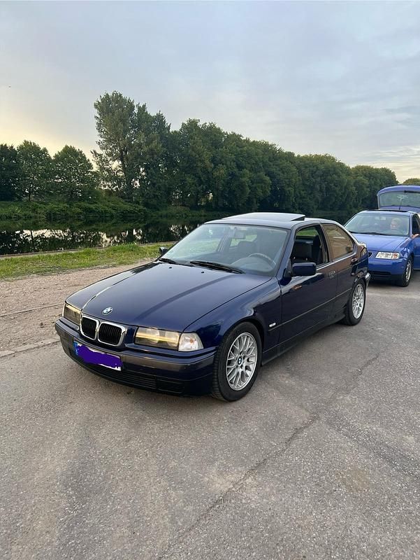 Blau Gebraucht 1998 BMW 316 Coupé | 1.900 € (Guter Preis) - Bild 1/4