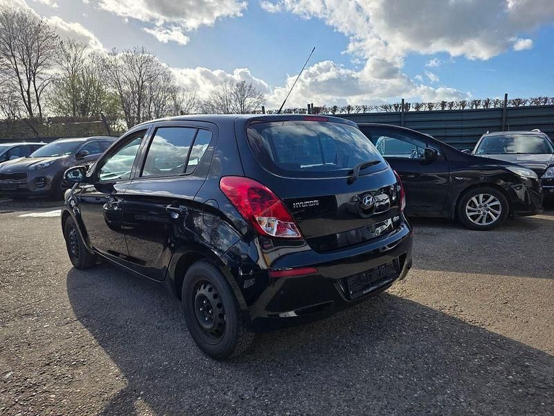 Gebraucht Hyundai i20 Edition 75 PS (55 kW) 2013 Schwarz Kleinwagen