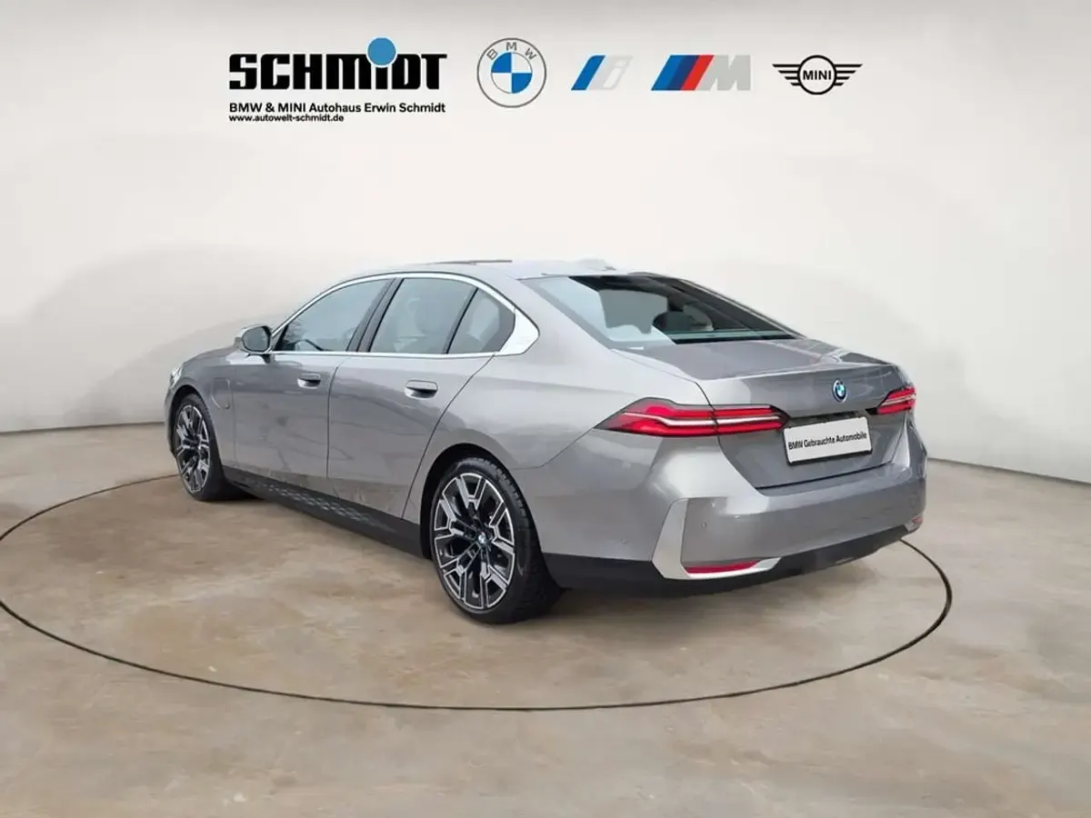 Gebraucht BMW 550e 489 PS (359 kW) 2024 Oxidgrau metallic Limousine