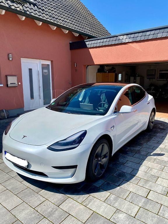Weiß Gebraucht 2020 Tesla Model 3 Standard Range Plus Limousine | 19.999 € (Fairer Preis) - Bild 1/4