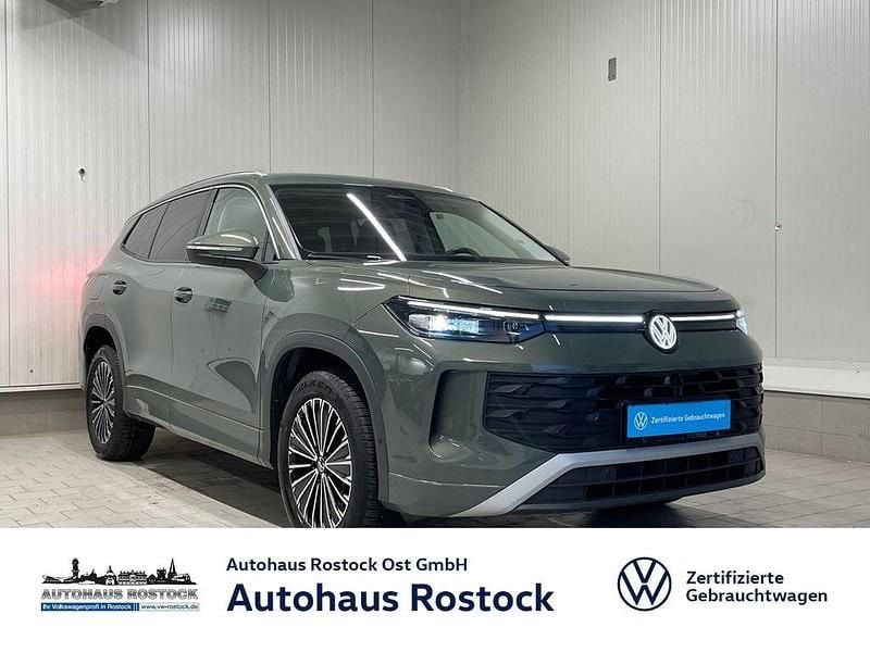 Cipressinogrün metallic (metallic) Gebraucht 2025 VW Tayron Life SUV | 43.990 € (Fairer Preis) - Bild 1/4