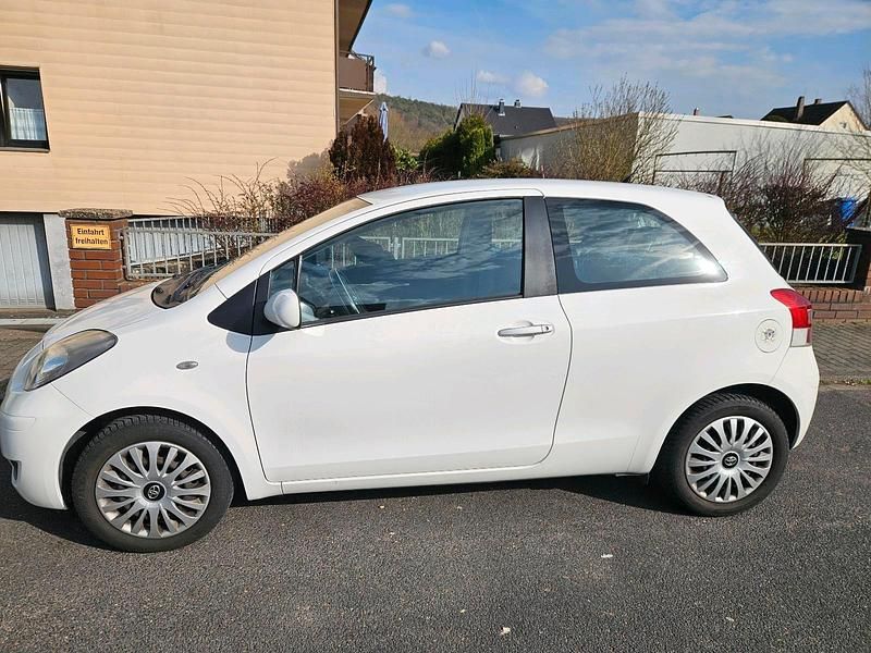 Gebraucht Toyota Yaris 101 PS (74 kW) 2010 Weiß Kleinwagen