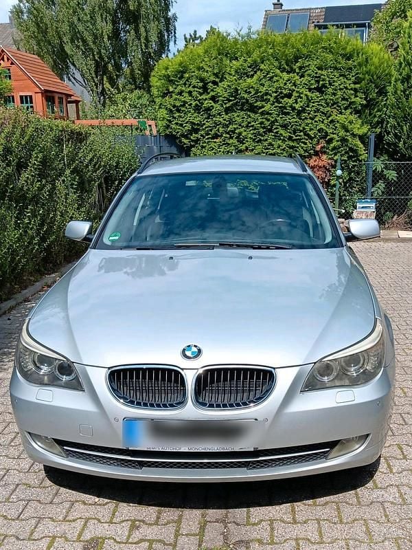 Silber Gebraucht 2007 BMW 520 Advantage Kombi | 6.899 € - Bild 1/4