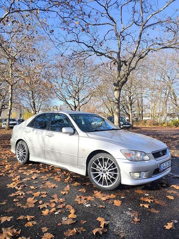Silber Gebraucht 1999 Lexus IS200 Sport Line Limousine | 13.900 € (Fairer Preis) - Bild 1/4