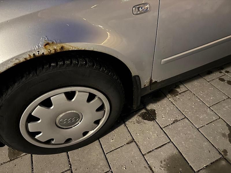 Second-hand Audi A4 131 CP (96 kW) 2002 Argintiu Berlinǎ