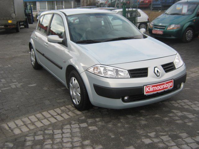 Silber metallic Gebraucht 2003 Renault Mégane II Limousine | 3.990 € - Bild 1/4