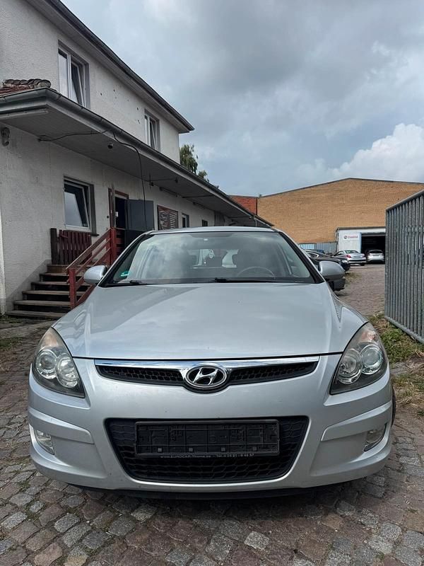 Silber Gebraucht 2010 Hyundai i30 Limousine | 2.499 € (Guter Preis) - Bild 1/4