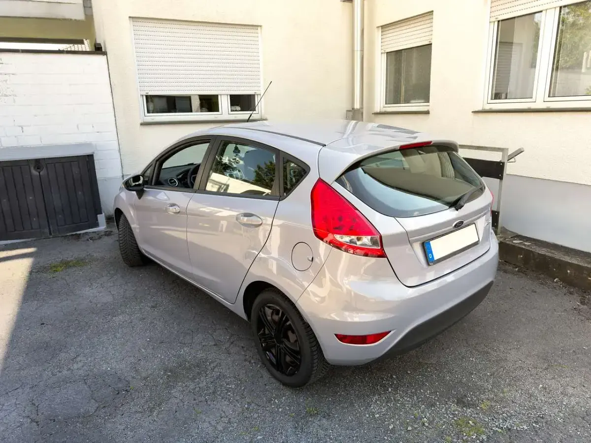 Gebraucht Ford Fiesta 60 PS (44 kW) 2012 Grau Limousine