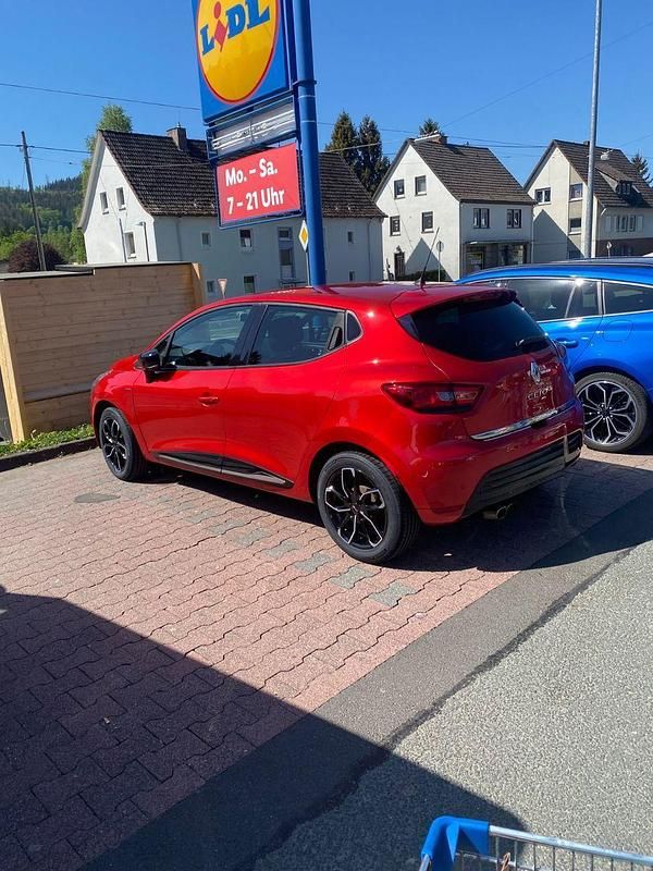 Rot Gebraucht 2017 Renault Clio IV LIMITED Kleinwagen | 7.700 € (Fairer Preis) - Bild 1/4