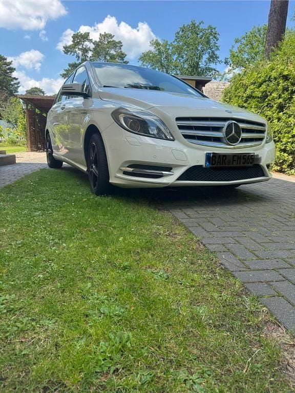Weiß Gebraucht 2013 Mercedes B200 Van / Kleinbus | 7.499 € (Etwas zu teuer) - Bild 1/4