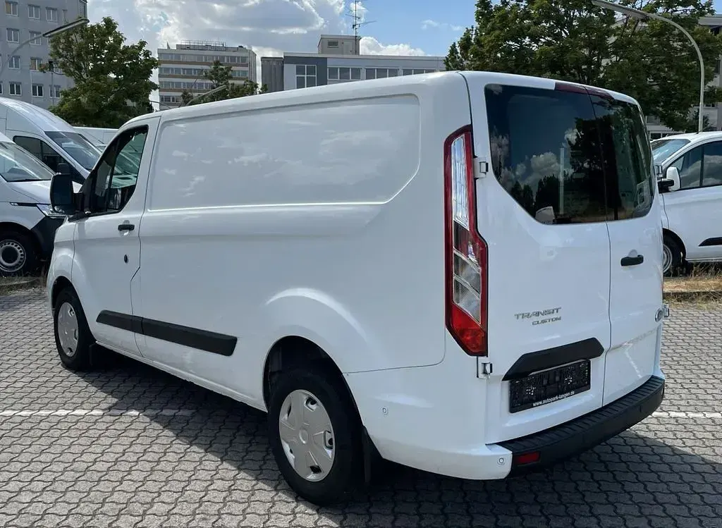 Gebraucht Ford 300 105 PS (77 kW) 2021 Weiß Van / Kleinbus