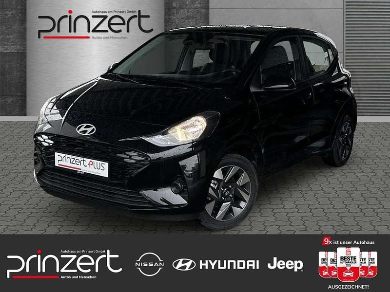 Schwarz (phantom black / met) Neu 2025 Hyundai i10 Kleinwagen | 18.470 € (Fairer Preis) - Bild 1/4