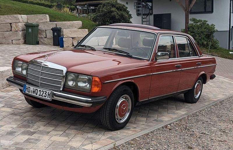 Rot Gebraucht 1983 Mercedes 200 Limousine | 5.850 € - Bild 1/4