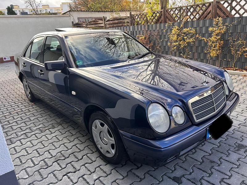 Blau Gebraucht 1996 Mercedes E230 Classic Limousine | 3.250 € (Fairer Preis) - Bild 1/4