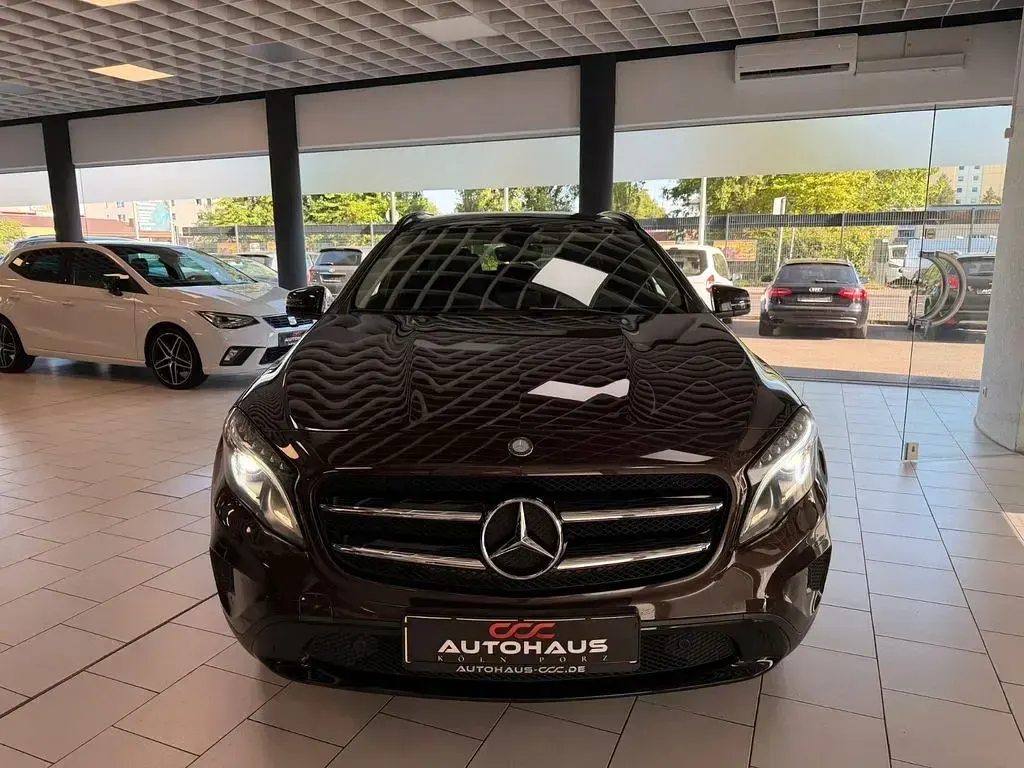 Gebraucht Mercedes GLA250 Night 211 PS (155 kW) 2016 Braun SUV