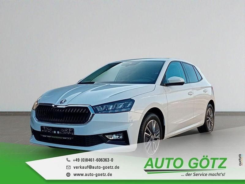 Candyweiss Gebraucht 2023 Skoda Fabia Ambition Limousine | 17.590 € (Fairer Preis) - Bild 1/4