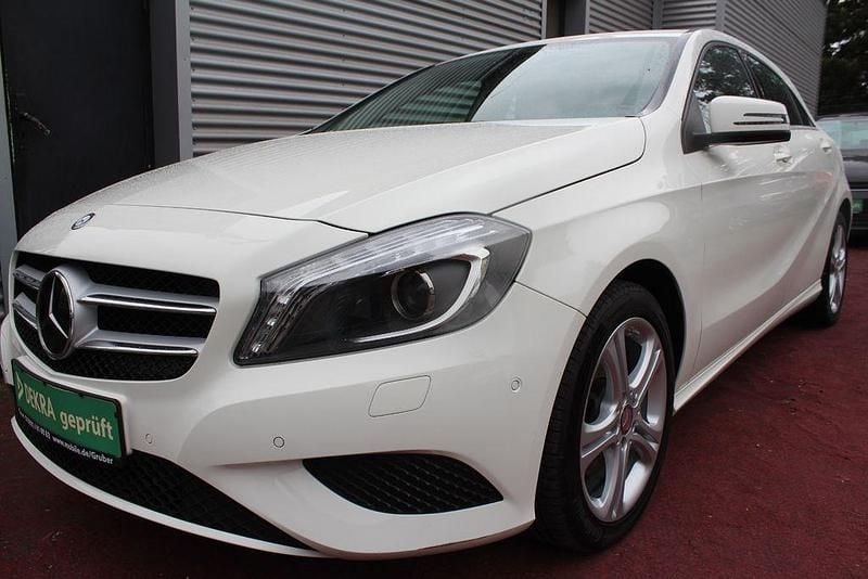 Gebraucht Mercedes A180 Urban 122 PS (89 kW) 2014 Weiß Kleinwagen