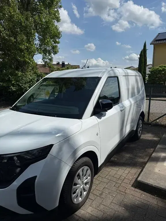Używany Ford Courier 125 KM (91 kW) 2025 Biały Minivan