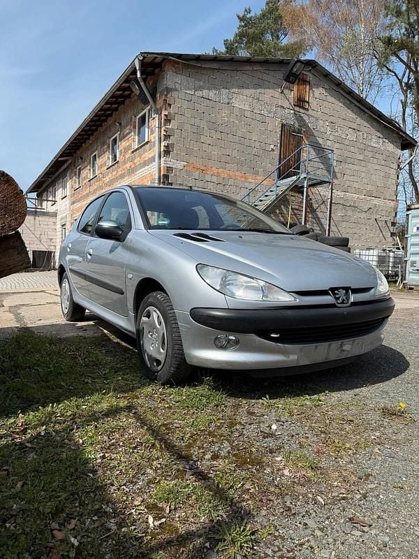 Usado Peugeot 206 75 HP (55 kW) 2004 Prateado Sedan