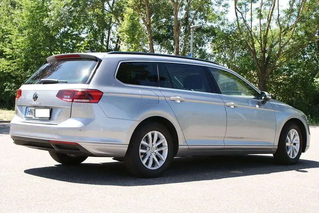 Gebraucht VW Passat 150 PS (110 kW) 2022 Grau Kombi