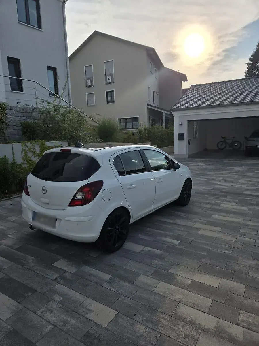 Gebraucht Opel Corsa Color Edition 101 PS (74 kW) 2011 Weiß Kleinwagen