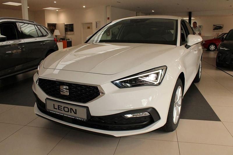 Weiß Gebraucht 2024 Seat Leon Style Limousine | 25.450 € (Etwas zu teuer) - Bild 1/4