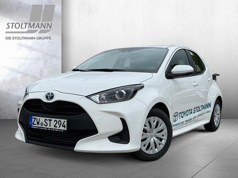 Weiß Neu 2025 Toyota Yaris Hybrid Comfort Limousine | 21.888 € (Superpreis) - Bild 1/4