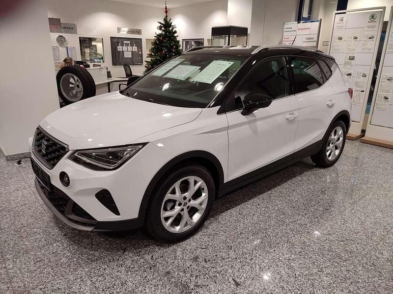 Nevadaweiß dach schwarz Gebraucht 2022 Seat Arona FR SUV | 27.950 € - Bild 1/4