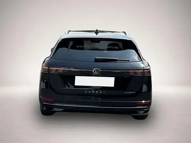Gebraucht VW Passat Elegance 150 PS (110 kW) 2025 Manufacturer Kombi