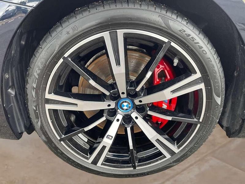 Gebraucht BMW 550e M Sport 489 PS (359 kW) 2024 M carbonschwarz metallic Limousine