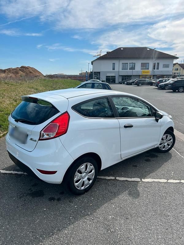 Gebraucht Ford Fiesta 60 PS (44 kW) 2014 Weiß Kleinwagen