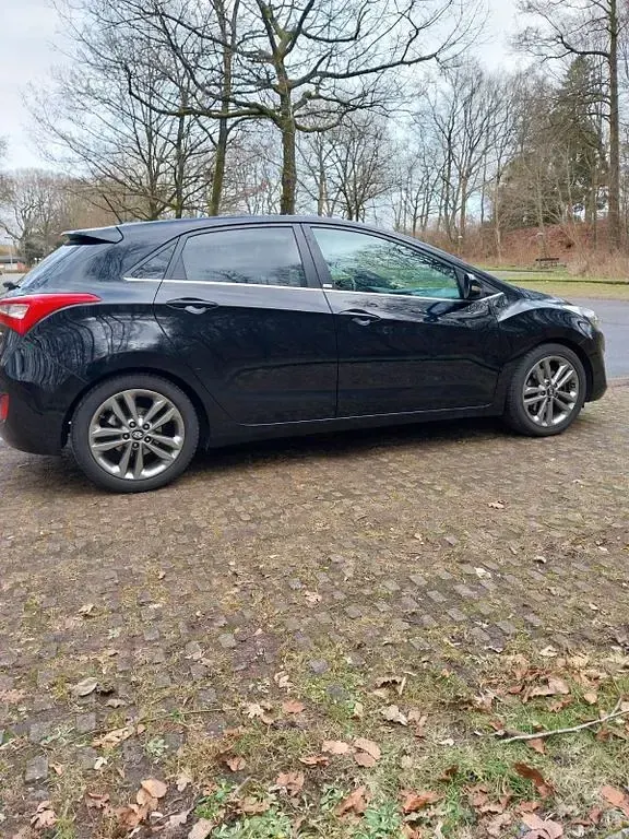 Gebraucht Hyundai i30 Passion 110 PS (80 kW) 2016 Schwarz Limousine