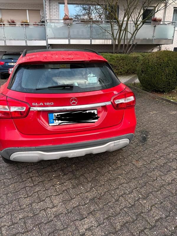 Gebraucht Mercedes GLA180 122 PS (89 kW) 2018 Rot SUV