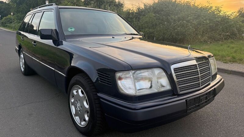 Blau Gebraucht 1994 Mercedes E300 Kombi | 22.950 € - Bild 1/4