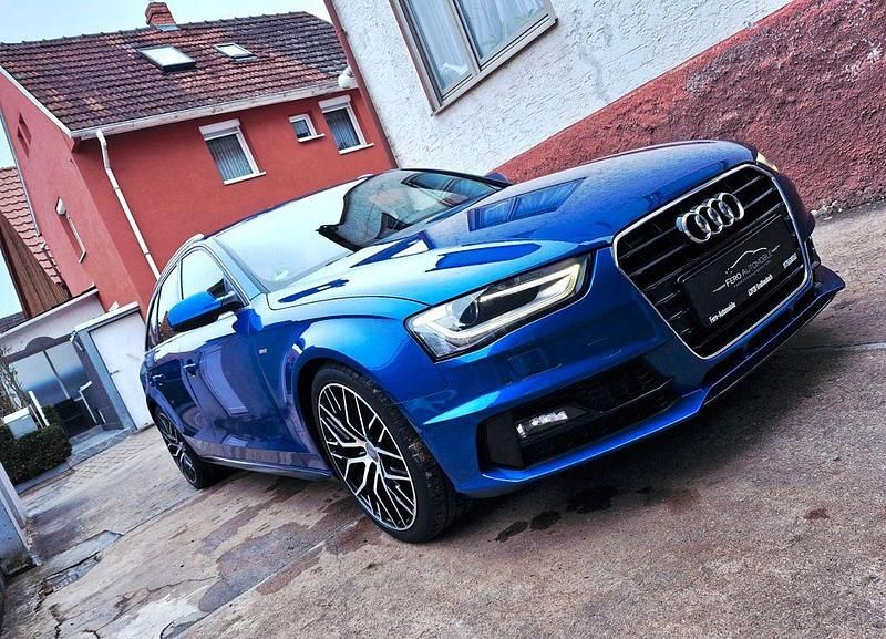 Blau Gebraucht 2015 Audi A4 S-Line Kombi | 17.899 € - Bild 1/4
