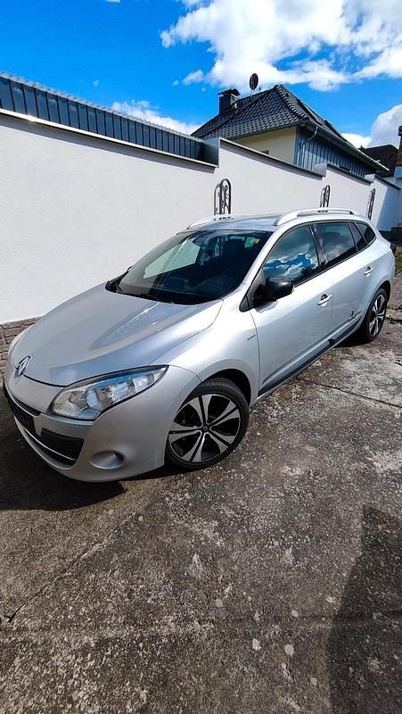 Silber Gebraucht 2011 Renault Mégane III Bose Edition Kombi | 2.100 € (Fairer Preis) - Bild 1/4