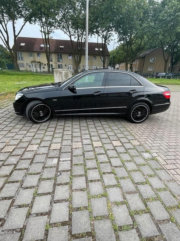 Gebraucht Mercedes E250 204 PS (150 kW) 2011 Schwarz Limousine