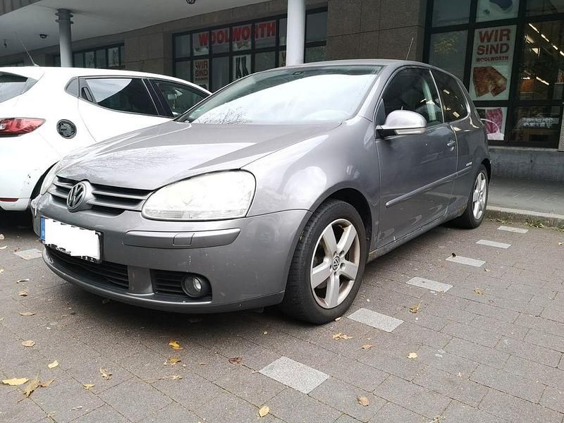 Grau Gebraucht 2008 VW Golf VI United Limousine | 990 € - Bild 1/4