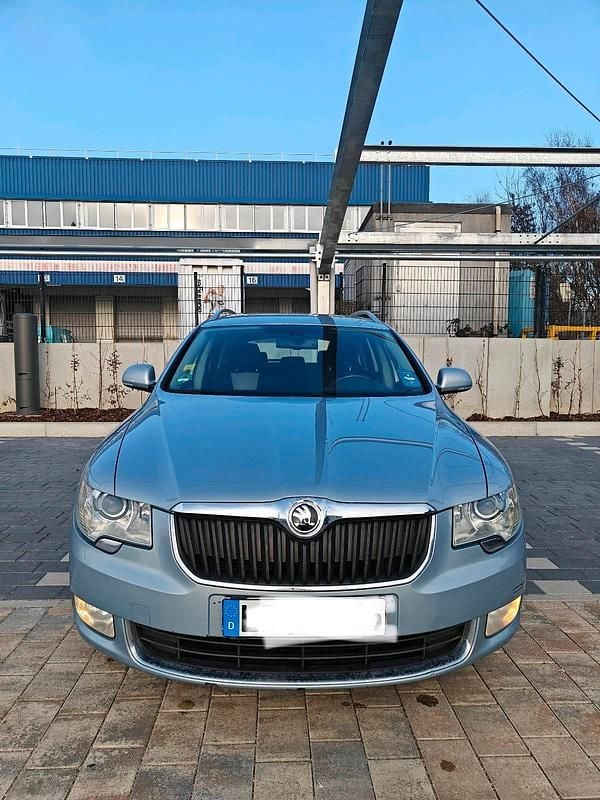 Gebraucht Skoda Superb 140 PS (102 kW) 2011 Blau Kombi